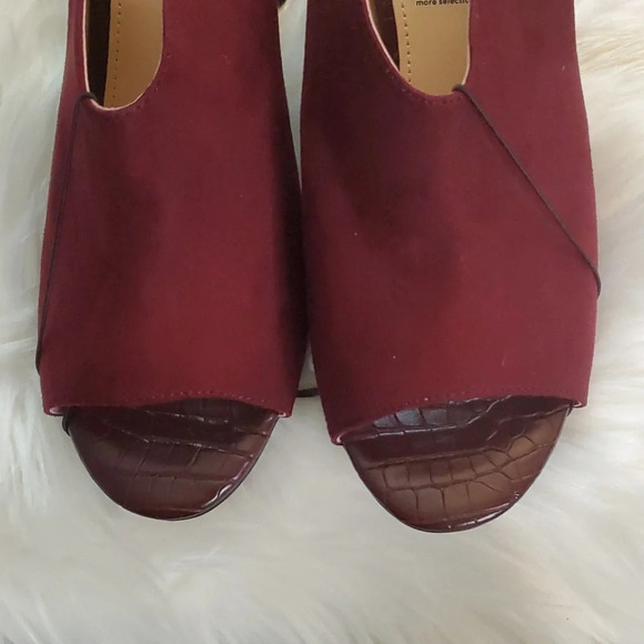 NEW Liz Claiborne Suede Like Burgundy,Gold and Textured Heel, Adjustable Buckle - Picture 2 of 15